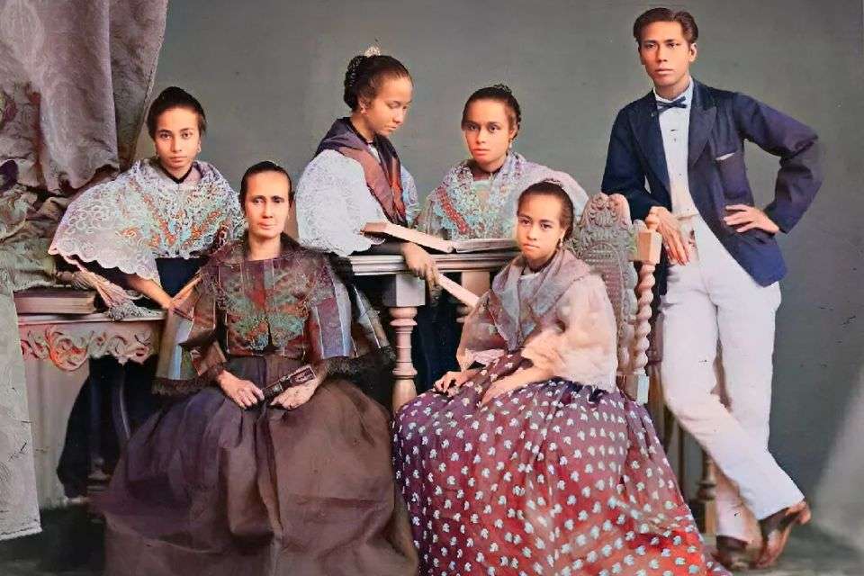 Image of Filipino Spanish Mestizo Family from commons.wikimedia.org - What Does Pinay Mean - Blossoms Dating Blog