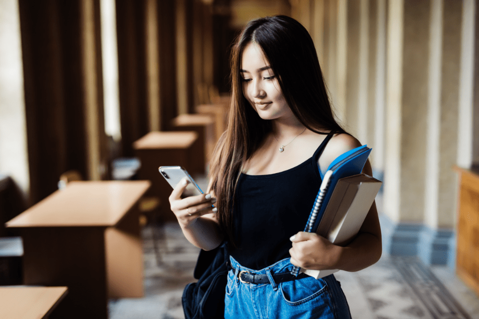 Filipino Woman Sending SMS -Signs a Filipina Likes You - Blossoms Dating Blog